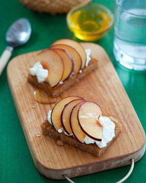 Тосты из черного хлеба с творогом и сливами