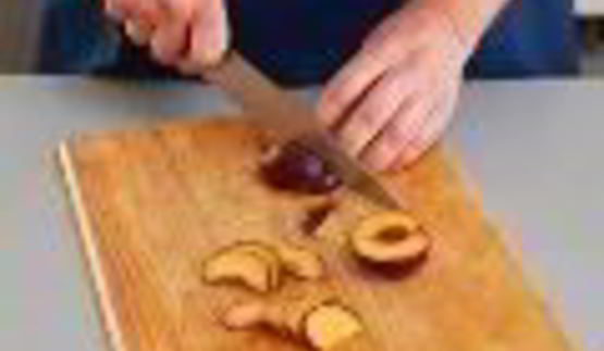 тосты из черного хлеба с творогом и сливами