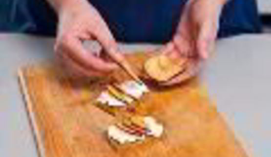 тосты из черного хлеба с творогом и сливами