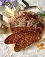 Цельнозерновой содовый хлеб с тмином, изюмом и овсяными хлопьями