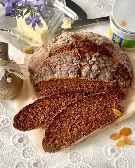 Рецепт цельнозернового содового хлеба с тмином, изюмом и овсяными хлопьями