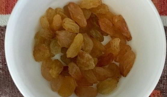 цельнозерновой содовый хлеб с тмином, изюмом и овсяными хлопьями