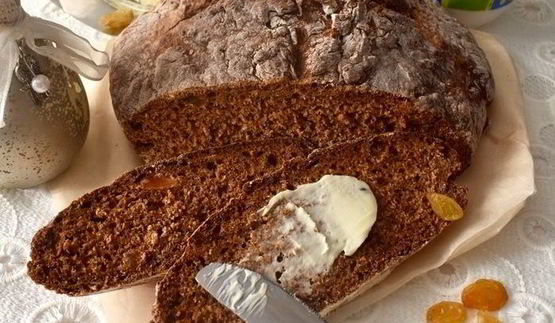 цельнозерновой содовый хлеб с тмином, изюмом и овсяными хлопьями