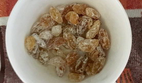 цельнозерновой содовый хлеб с тмином, изюмом и овсяными хлопьями