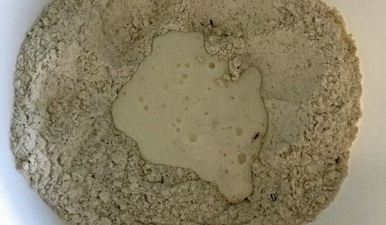 цельнозерновой содовый хлеб с тмином, изюмом и овсяными хлопьями