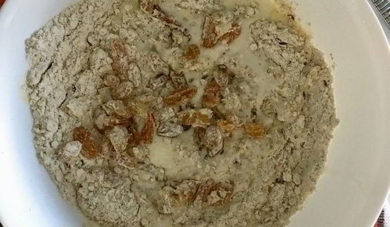 цельнозерновой содовый хлеб с тмином, изюмом и овсяными хлопьями