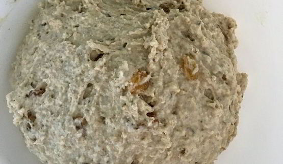 цельнозерновой содовый хлеб с тмином, изюмом и овсяными хлопьями