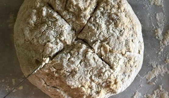 цельнозерновой содовый хлеб с тмином, изюмом и овсяными хлопьями