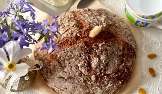 цельнозерновой содовый хлеб с тмином, изюмом и овсяными хлопьями