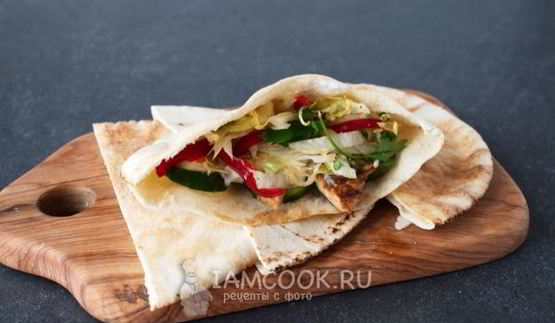 арабская пита с курицей и овощами