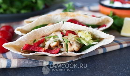 арабская пита с курицей и овощами