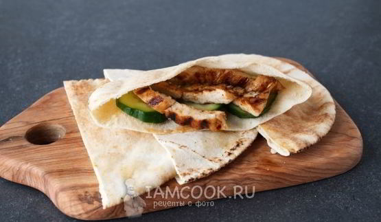 арабская пита с курицей и овощами