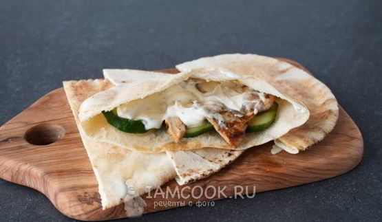 арабская пита с курицей и овощами
