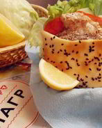 Балык экмек — лепешка с рыбой и овощами