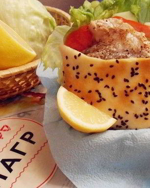 Балык экмек — лепешка с рыбой и овощами