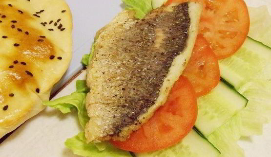 балык экмек — лепешка с рыбой и овощами