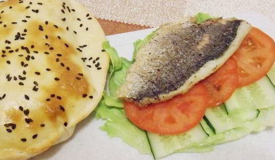 балык экмек — лепешка с рыбой и овощами