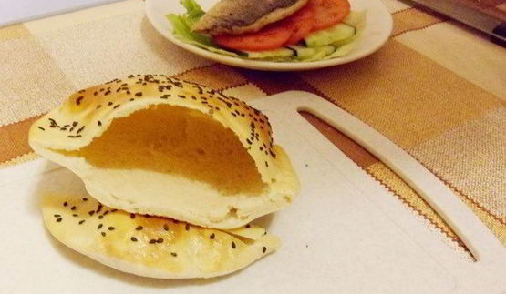 балык экмек — лепешка с рыбой и овощами