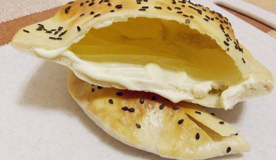 балык экмек — лепешка с рыбой и овощами