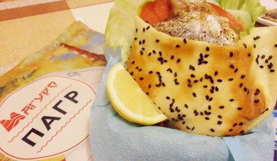 балык экмек — лепешка с рыбой и овощами