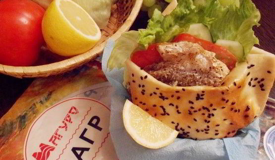 балык экмек — лепешка с рыбой и овощами