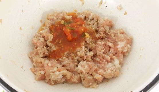 дрожжевые лепешки с мясом на сковороде