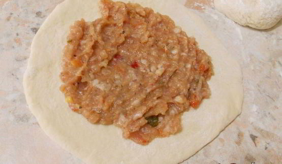 дрожжевые лепешки с мясом на сковороде