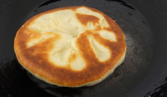 дрожжевые лепешки с мясом на сковороде