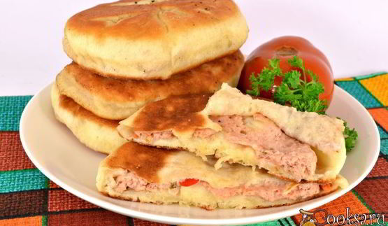 дрожжевые лепешки с мясом на сковороде