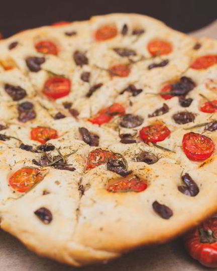 Рецепт фокаччи с черри и маслинами