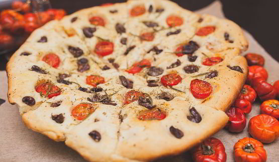 фокачча с черри и маслинами