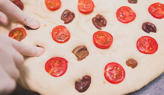 фокачча с черри и маслинами