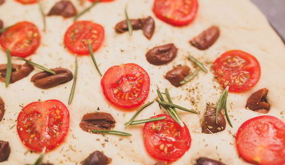 фокачча с черри и маслинами