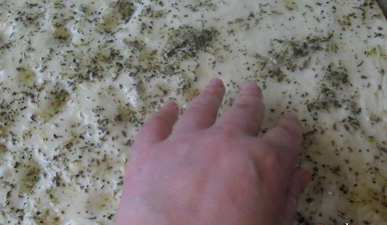 фокачча с розмарином и чесноком