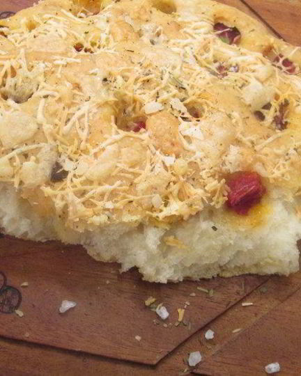 Рецепт фокаччи с вялеными помидорами и пармезаном