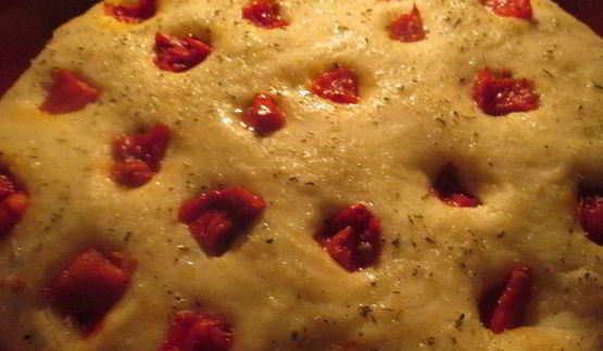фокачча с вялеными помидорами и пармезаном