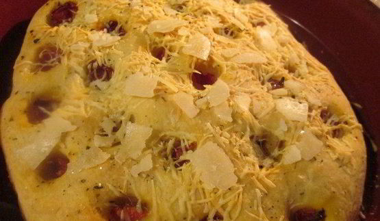 фокачча с вялеными помидорами и пармезаном