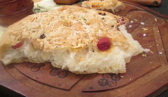 фокачча с вялеными помидорами и пармезаном