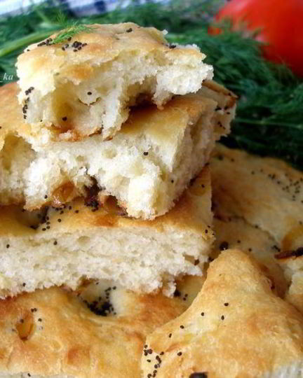Рецепт картофельной фокаччи с жареным луком и маком