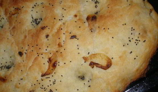 картофельная фокачча с жареным луком и маком