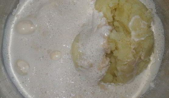 картофельная фокачча с жареным луком и маком