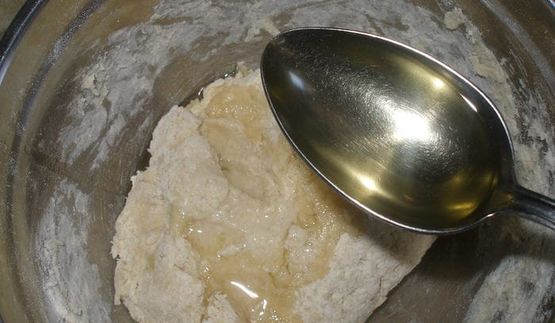 картофельная фокачча с жареным луком и маком