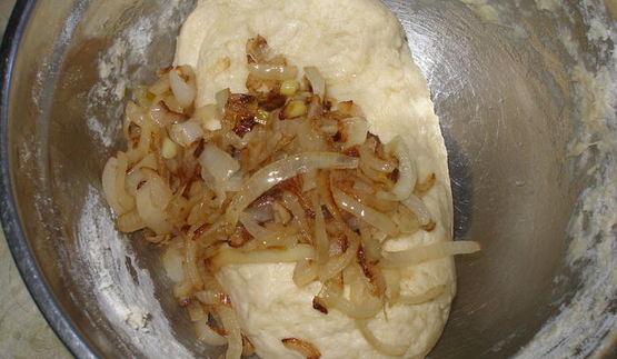 картофельная фокачча с жареным луком и маком