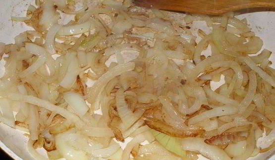 картофельная фокачча с жареным луком и маком