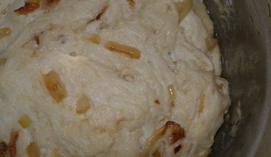 картофельная фокачча с жареным луком и маком