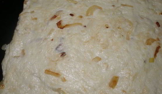 картофельная фокачча с жареным луком и маком