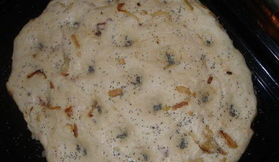 картофельная фокачча с жареным луком и маком