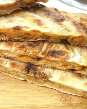 Лепешка с оливками, луком и томатным соусом