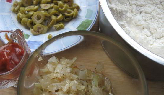 лепешка с оливками, луком и томатным соусом