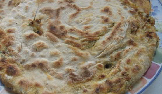 лепешка с оливками, луком и томатным соусом